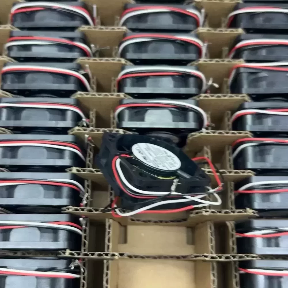 1606KL-05W-B59-L50 NMB 24VDC 40x40x15mm DC Axial Fan 1606KL-05W-B59-L50 NMB 24VDC 40x40x15mm DC Axial Fan