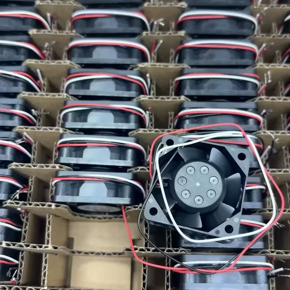 1606KL-05W-B59-L50 NMB 24VDC 40x40x15mm DC Axial Fan 1606KL-05W-B59-L50 NMB 24VDC 40x40x15mm DC Axial Fan