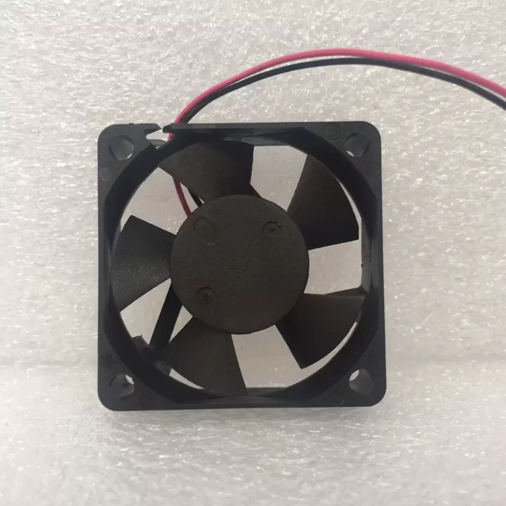 DA03510R05S-026 AVC 5VDC 35x35x10mm Hydraulic Axial Fan DA03510R05S-026 AVC 5VDC 35x35x10mm Hydraulic Axial Fan