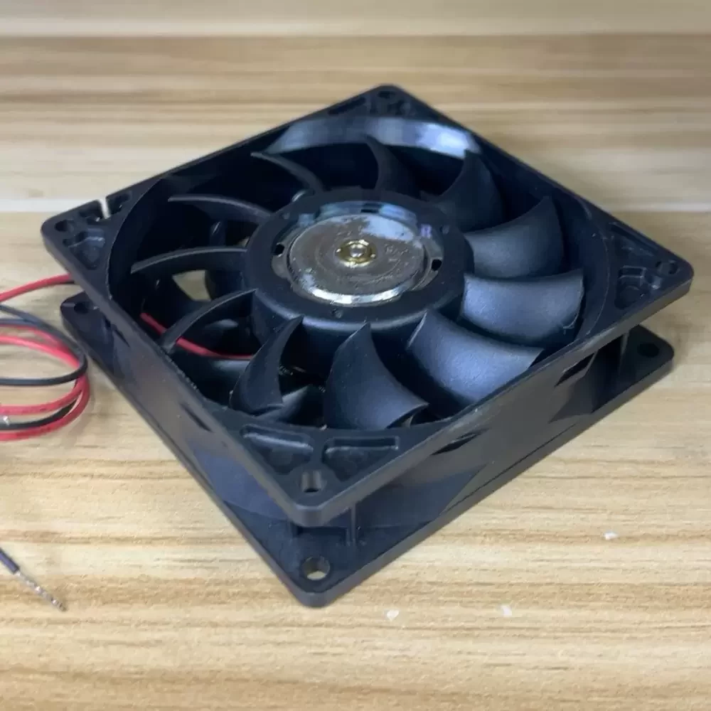 DB09225B48U-051 AVC 48VDC 92x92x25mm Server Axial Fan DB09225B48U-051 AVC 48VDC 92x92x25mm Server Axial Fan