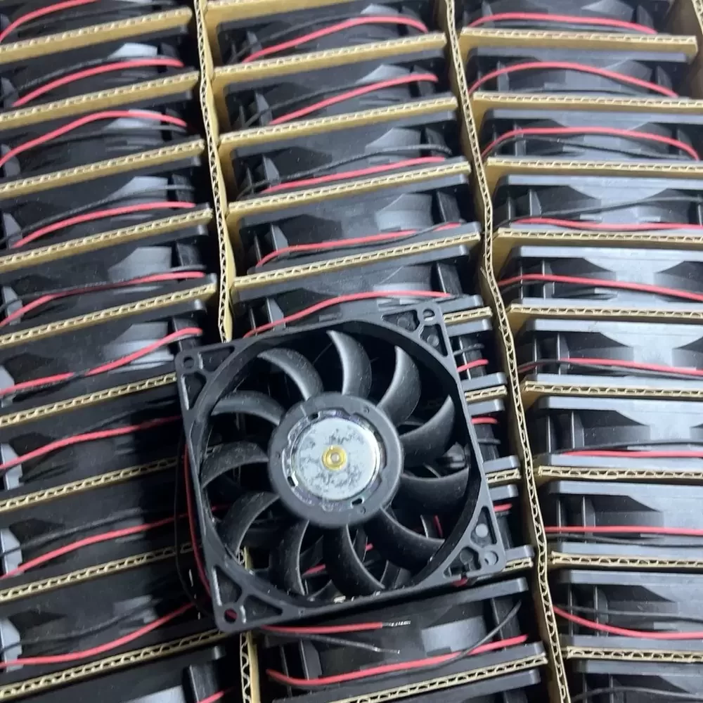 DB09225B48U-051 AVC 48VDC 92x92x25mm Server Axial Fan DB09225B48U-051 AVC 48VDC 92x92x25mm Server Axial Fan