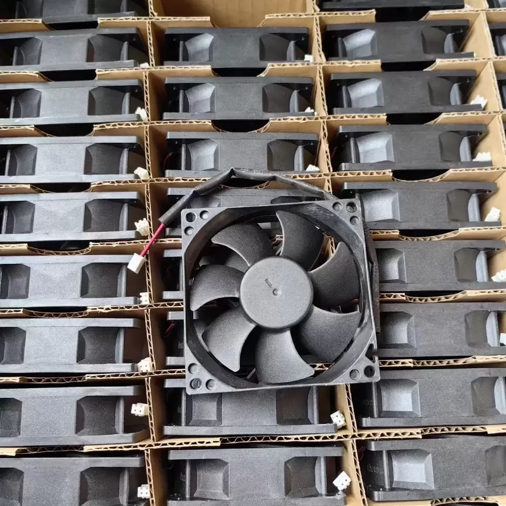 DS08025B12U-135 AVC 12VDC 80x80x25mm Cooling Axial Fan DS08025B12U-135 AVC 12VDC 80x80x25mm Cooling Axial Fan