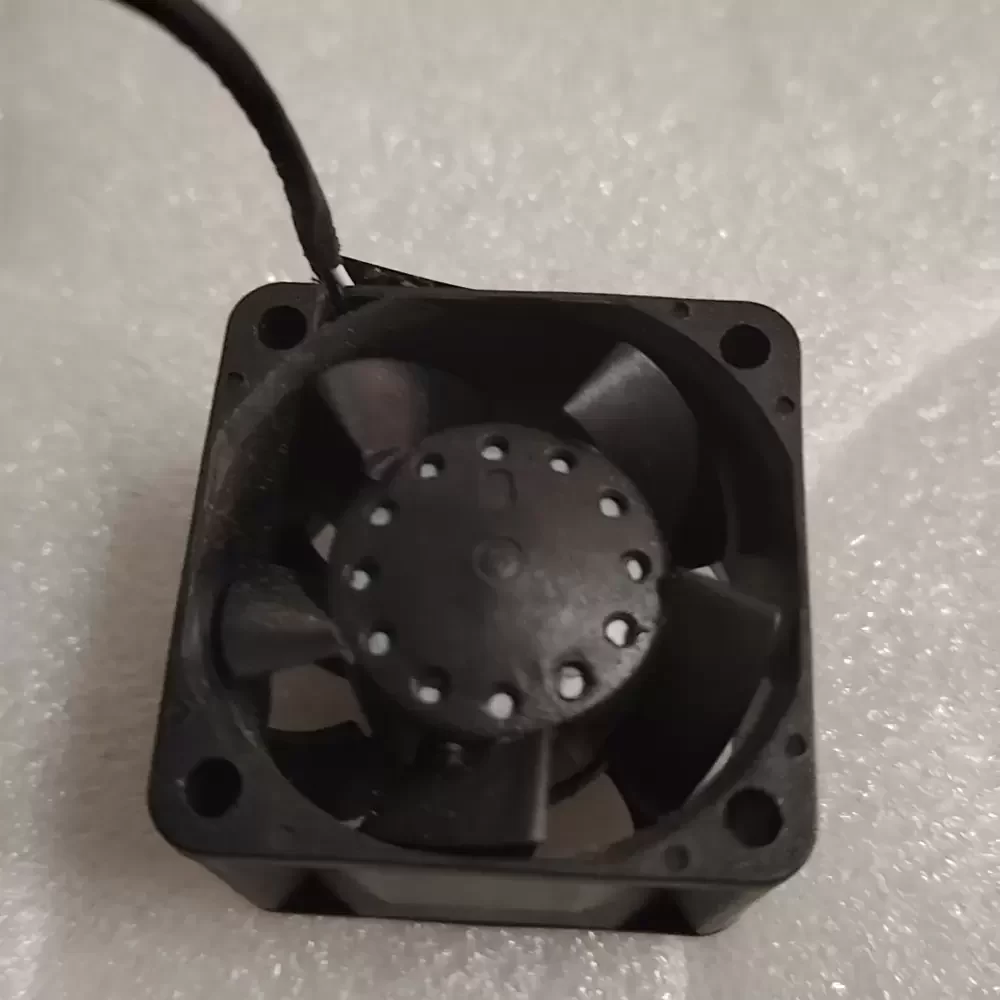 DB04028B12U-P162 AVC 12VDC 40x40x28mm 4-Wire Axial Fan DB04028B12U-P162 AVC 12VDC 40x40x28mm 4-Wire Axial Fan