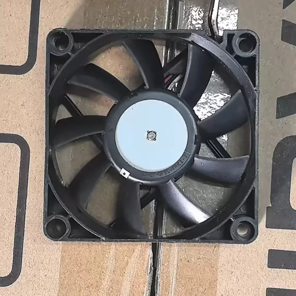 2806KL-04W-B39 NMB 12V 0.17A 70x70x15mm DC Axial Fan 2806KL-04W-B39 NMB 12V 0.17A 70x70x15mm DC Axial Fan