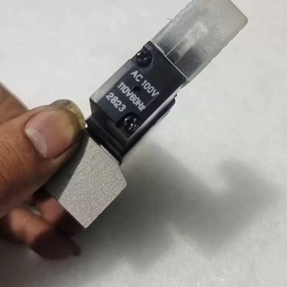 4KB210-L CKD 110VAC 0.7MPa Pilot-Operated 5-Port Solenoid Valve 4KB210-L CKD 110VAC 0.7MPa Pilot-Operated 5-Port Solenoid Valve
